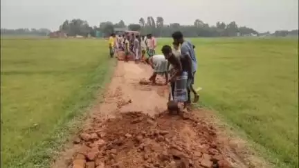 কুশমুণ্ডী: কুশমন্ডি ব্লকের ইব্রাহিমপুর গ্রামে ২৫ বছর ধরে কাঁচা রাস্তায় চরম দুর্ভোগে ভুগছেন বাসিন্দার
#jansamasya