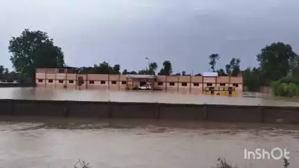 कोलारस: देहरदा सड़क गांव में बारिश से स्कूल में फंसे 10 लोग, SDERF की टीम ने किया सुरक्षित रेस्क्यू