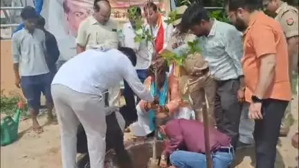 महावन: फरह ब्लॉक में कार्यकर्ताओं ने श्यामा प्रसाद मुखर्जी का बलिदान दिवस वृक्षारोपण कर मनाया