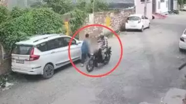 यूपी के बरेली में बाइक सवार युवक ने एक किशोरी से की अश्लील हरकत, वीडियो वायरल होने के बाद हुआ गिरफ्तार Source: @hali356211