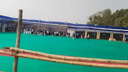 Baat bihar ki.. sitamarhi jila ke parihar parkhand me byaji log uddham macha rakhkha garib log suide kar rahen haii uspe