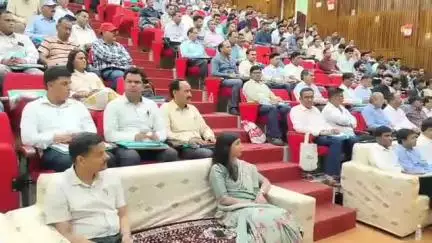 पौड़ी: प्रेक्षागृह में आयोजित त्रिस्तरीय पंचायत चुनाव प्रशिक्षण, DM ने कहा- निष्पक्षता एवं पारदर्शिता से संपन्न हो चुनाव