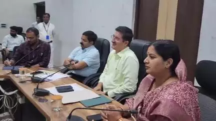 खंडवा नगर: गुरु पूर्णिमा महोत्सव को लेकर खंडवा कलेक्ट्रेट में बैठक का आयोजन किया गया