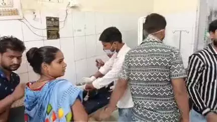 सीतापुर: मिश्रिख में तेज रफ्तार मोटरसाइकिल अनियंत्रित होकर सड़क पर पलट गई, पति-पत्नी समेत मासूम बच्चा हुआ घायल