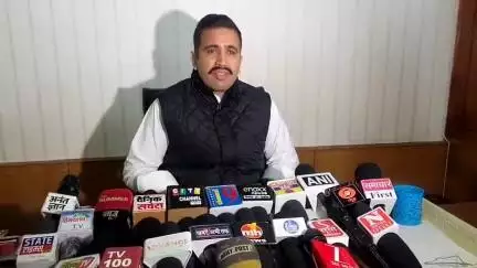 शिमला शहरी: शिमला PWD के विक्रमादित्य सिंह ने कहा कि वीरभद्र की प्रतिमा का अनावरण 23 जून को होना था, अब 15 जुलाई को होगा