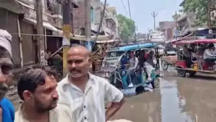 अलीगढ़ खैर रोड क्षेत्र में जल भराव की समस्या से आया करंट रहागीर हुए परेशान साथ एक पशु की हुई मौत