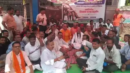 मधुबनी: समाहरणालय के सामने भाजपा नेताओं का एक दिवसीय धरना
