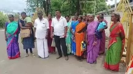 சங்கரன்கோயில்: அரசு வழங்கிய வீடுகளுக்கு செல்லும் பொது பாதையை உரிமை கொண்டாடும் நபர் மீது நடவடிக்கை எடுக்க ஆட்சியர் அலுவலகத்தில் புகார்