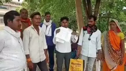 नरसिंहपुर: बनवारी के सरपंच पर पीएम आवास की राशि हड़पने का आरोप, ग्रामीणों ने कलेक्टर से की शिकायत
