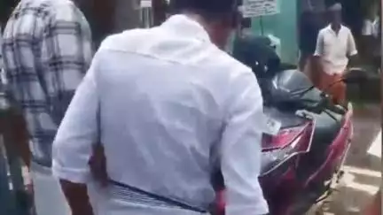 കണ്ണൂർ: കോൺഗ്രസ് വിജയാഘോഷം ചൊടിപ്പിച്ചു, തില്ലങ്കേരിയിൽ പടക്കത്തിന്റെ അവശിഷ്ടം നീക്കം ചെയ്യിപ്പിച്ച് സിപിഎം പ്രവർത്തകർ