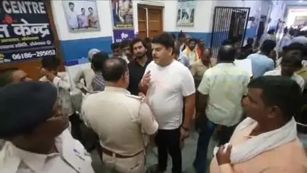 औरंगाबाद: मुफस्सिल थाना के भरथौली गांव के समीप अज्ञात वाहन की टक्कर से 19 वर्षीय बाइक सवार युवक की हुई दर्दनाक मौत, परिजनों का हाल