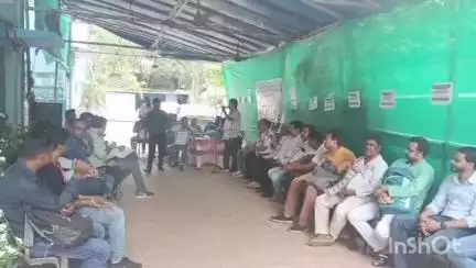 চুঁচুড়া-মগরা: কাজ করে টাকা না পাওয়াই পিএইচই দপ্তরে এসে অবস্থানে বসলো কন্ট্রাক্টরসরা এমনই ছবি চুঁচুড়ায়