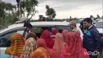 कोलारस: देहरदा में महिलाओं ने कलेक्टर व एसपी की गाड़ी रोकी, मदद की गुहार लगाई, कलेक्टर-एसपी ने किया निरीक्षण
