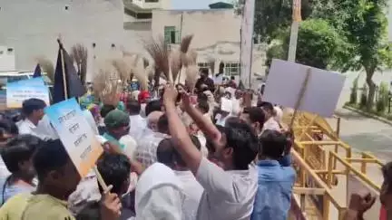 हिसार: नगर पालिका कर्मचारी संघ के बैनर तले कर्मचारियों ने मंत्री रणबीर गंगवा के आवास पर किया प्रदर्शन