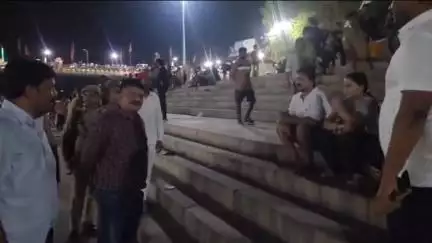 जौनपुर: जौनपुर के एमएलसी संग डीएम ने गोमती नदी की सफाई का किया निरीक्षण
