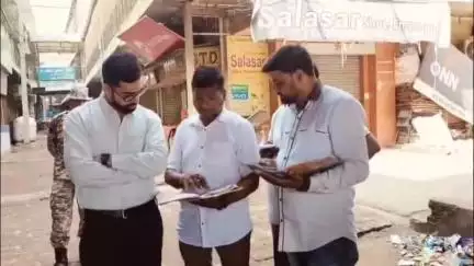 महावन: जमुना पार क्षेत्र में नगर आयुक्त ने स्वच्छता अभियान के तहत निरीक्षण किया, 15 कर्मियों में से 13 की उपस्थिति