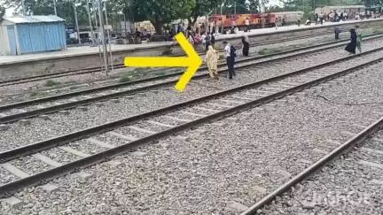 नजीबाबाद: रेलवे स्टेशन नजीबाबाद पर बुजुर्ग महिला जान हथेली पर रखकर पार कर रही थी रेलवे ट्रैक, हुई चोटिल