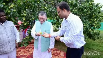 महुआडांड़: राज्यपाल संतोष कुमार गंगवार नेतरहाट आवासीय विद्यालय, प्राथमिक स्वास्थ्य केंद्र व नाशपाती बागान का भ्रमण किया