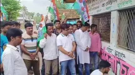 নওদা: একুশে জুলাই শহিদ দিবসের প্রস্তুতিতে নওদার আমতলায় দেওয়াল লিখলেন প্রাক্তন জেলা পরিষদের সভাধিপতি মোশারফ হোসেন