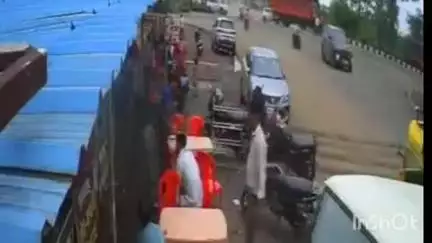 सीहोर नगर: सीहोर: झगड़िया जोर पर ट्रक की टक्कर से बोलेरो पलटी, 5 घायल, एक महिला गंभीर, हादसा कैमरे में कैद