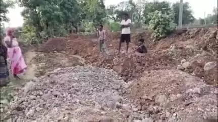 जयसिंहनगर: बेल्हान टोला में कलेक्टर के निर्देश पर सड़क निर्माण कार्य शुरू, ग्रामीणों के विरोध के बाद प्रशासन ने की पहल
