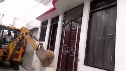 नौगावां सादात: नई बस्ती में नगर पंचायत ने चलाया अतिक्रमण हटाओ अभियान, लोगों की नगर पंचायत की टीम के साथ हुई नोकझोंक