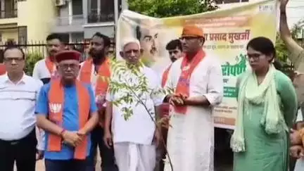 लंका पर श्यामा प्रसाद मुखर्जी के बलिदान दिवस पर विधायक सौरभ श्रीवास्तव ने मां के नाम पर एक पेड़ लगाया