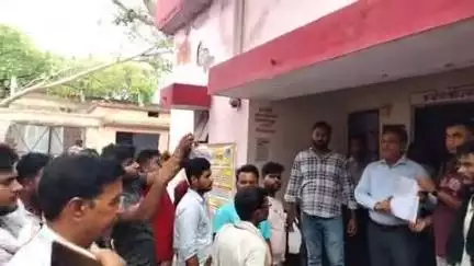 डलमऊ: ऐहार गांव में 100 वर्षों से बने ईमानबाड़े की छत जर्जर, ग्रामीणों ने एसडीएम से बनवाने की की मांग