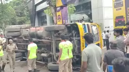 கோவை தெற்கு: அவிநாசி சாலையில் தண்ணீர் லாரி கவிழ்ந்து விபத்து