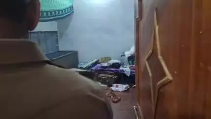 सोरांव: भिदुरा बरतार गांव में चोरी कर रहे 2 चोरों को ग्रामीणों ने पकड़ा, पुलिस को किया गया सुपुर्द