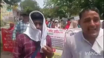 गोहाना: सफाई और फायर कर्मचारियों का गोहाना में प्रदर्शन, लंबित मांगों को लेकर उल्टी झाड़ू और काले बिल्ले लगाए