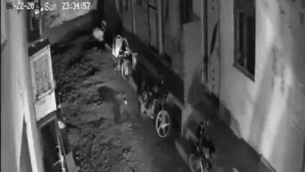 शामगढ़: शामगढ़ के गरोठ में दो बाइक चोर सीसीटीवी में कैद, घर के बाहर से बाइक चोरी