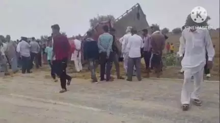 नोहर: नोहर-साहवा मार्ग पर सहारनो की ढाणी के पास मिट्टी से भरा ट्रक टेंपो पर पलटा, 3 जनों की हुई मौत
