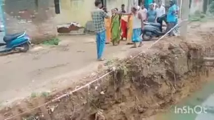 পুরুলিয়া ২: কপুর বাগানে রেলের ওভার ব্রিজ তৈরির জন্য খোঁড়া হয়েছে রাস্তা, সমস্যায় স্থানীয়রা #jansamasya