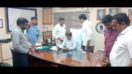 మంథని: ఆర్జి త్రీ ఏరియాలో కాంట్రాక్ట్ కార్మికుల సమస్యలు పరిష్కారం చేయాలని జిఎం ఆఫీస్ ముందు ధర్నా నిర్వహించిన ఏఐటీయూసీ