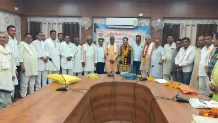हरदा: कृषि उपज मंडी के बलराम सभागृह में मूंग खरीदी को लेकर समाज के अध्यक्षों ने भारतीय किसान संघ पदाधिकारियों का किया सम्मान