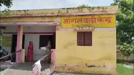 एटा: ऑनघाट में बने जर्जर आंगनबाड़ी भवन में खाद्यान्न वितरित करने को मजबूर कार्यकत्रियां,हादसे को दावत दे रहा भवन #Jansamasya