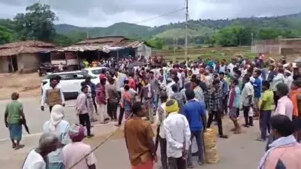 अंबिकापुर: सेदम समिति में खाद नहीं मिलने से नाराज़ किसानों ने NH-43 पर किया चक्का जाम