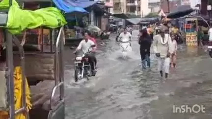 कासगंज: कासगंज शहर में हुई बरसात से सोरों गेट की सड़क तालाब में तब्दील