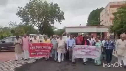 शाजापुर: पेंशनर्स ने मांगों को लेकर प्रधानमंत्री नरेंद्र मोदी के नाम ज्ञापन अपर कलेक्टर को सौंपा