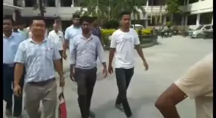 বৰপেটা: চুলিয়াকাটা গাঁৱৰ সুৰা বিপণীখন বন্ধ কৰাৰ দাবীত অঞ্চলটোৰ একাংশ ৰাইজে জিলা আয়ুক্তক এখন স্মাৰক পত্ৰ প্ৰদান কৰে
