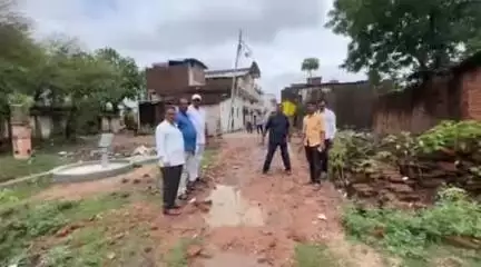 टीकमगढ़: टीकमगढ़: पुलिस ने ज़मीन बताकर रुकवाया सड़क का काम, एसपी कार्यालय में शिकायत