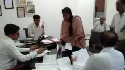 हमीरपुर: कलेक्ट्रेट कार्यालय में जिलाधिकारी ने की जन सुनवाई, प्राप्त हुईं 90 शिकायतें