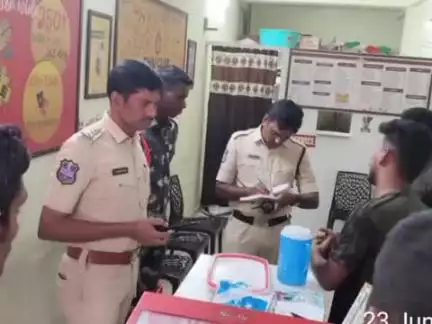 సిద్దిపేట అర్బన్: పాఠశాలలు, కళాశాలల పరిసర ప్రాంతాల్లో ధూమపానం సంబంధిత బీడీలు, సిగరెట్లు అమ్మవద్దు : వన్ టౌన్ సీఐ వాసుదేవరావు