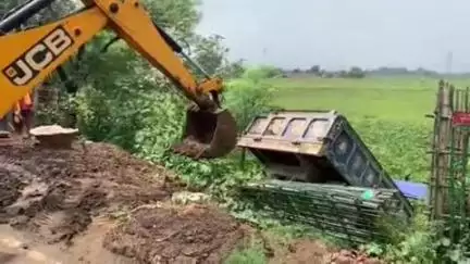 खड़गपुर: धपरी असरगंज मुख्य पथ पर पंसाई मोड़ के पास ट्रैक्टर गड्ढे में गिरा, चालक बाल-बाल बचा