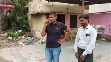 बरेली: थाना सीबीगंज क्षेत्र के गांव नदोसी निवासी ग्रामीण देवेन्द्र सिंह और उसकी गाय की करंट लगने से हुई मौत