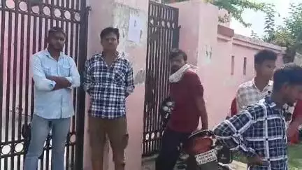 सीतापुर: सकरन खुर्द के पास सड़क के किनारे बिजली के खंभे से टकराया तेज रफ्तार छोटा हाथी, 1 की मौत और 5 घायल