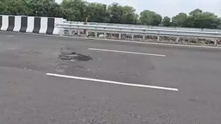 शामगढ़: शामगढ़-गरोठ उज्जैन फॉरेन रोड: पहली बारिश में ही उखड़ा डामर, सड़क हुई जर्जर