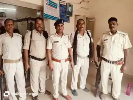 कटिहार_पुलिस द्वारा बैंकिंग प्रतिष्ठानों /ATM में सुरक्षा-व्यवस्था सुनिश्चित करनें हेतू बैंकों की सुरक्षा जांच की जा रही है I

👉बैंक परिसर के अंदर एवं बाहर संदिग्ध पर निगरानी रखी जा रही है I