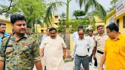मोतिहारी: पीपरा में अवस्थित पीएचसी का निरीक्षण गोविंदगंज विधायक और जिला सिविल सर्जन ने किया